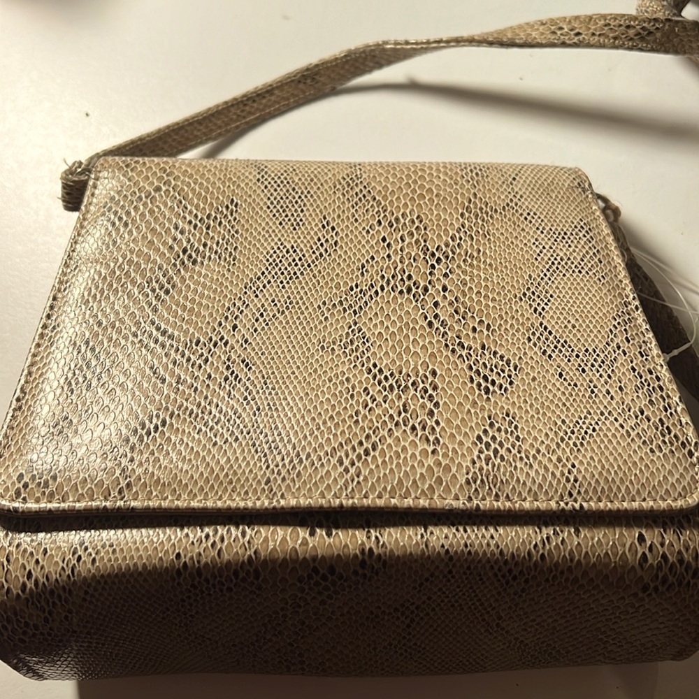 Adorable Marbella snakeskin looking purse. Perfect size!!